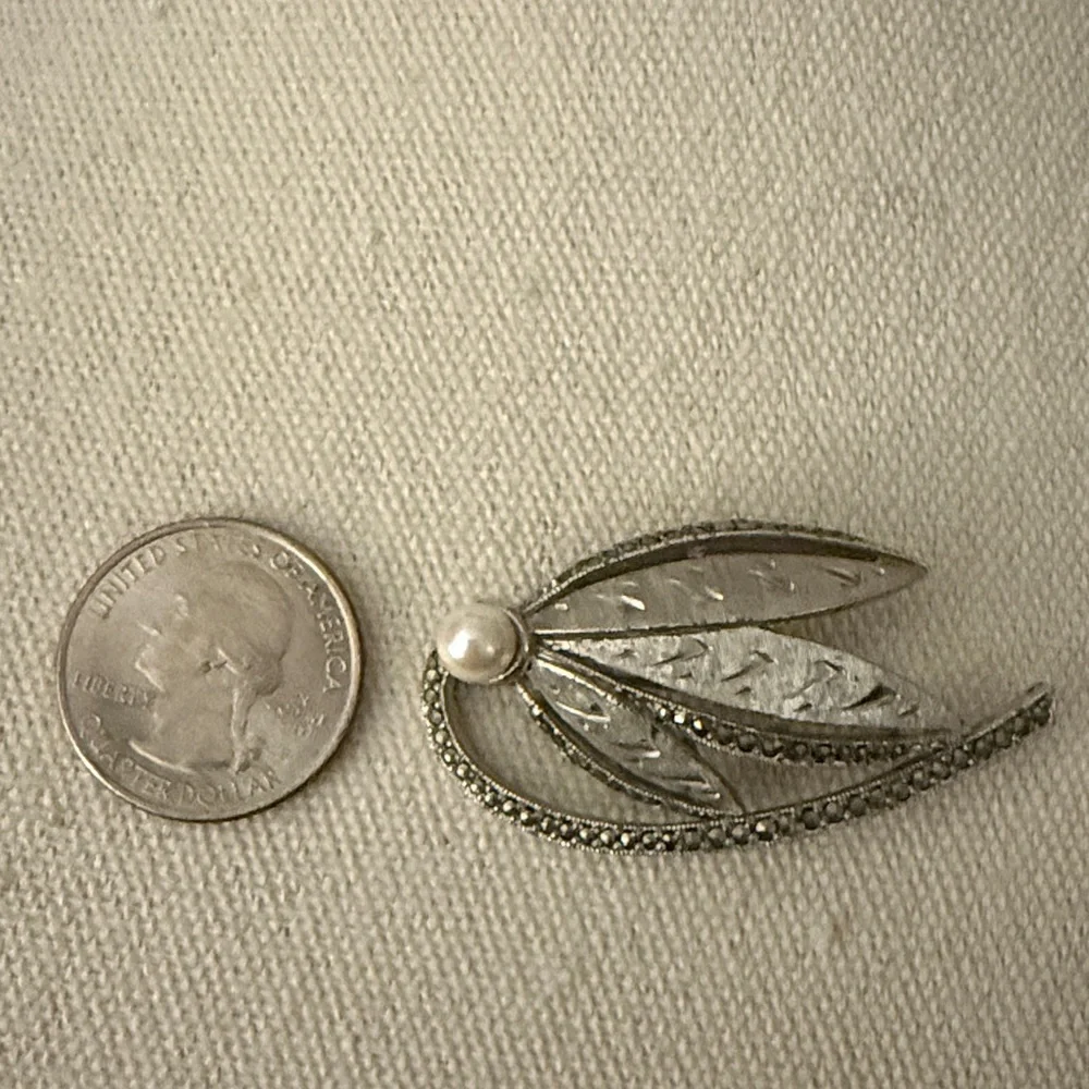 Sphinx Signed Vintage Silver Plated Marcasite & Faux Pearl Brooch. 1950-60’s. - Picture 3 of 5